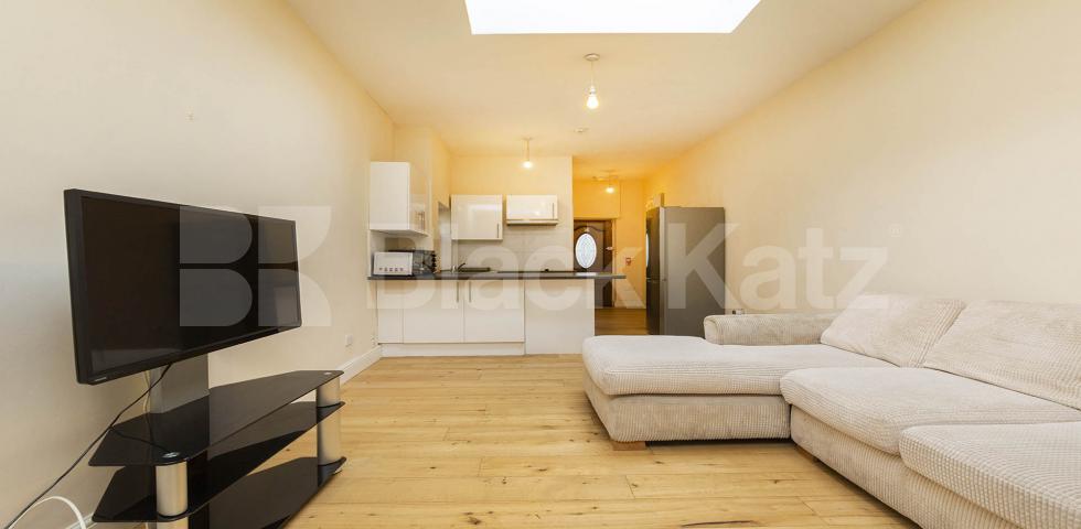 Studio property located within a secure gated development High Street , Hornsey 